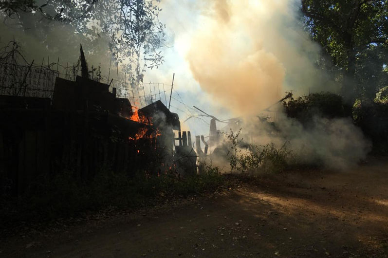 В Днепре в Самарском районе горела дача: пожар тушили около двух часов - рис. 2