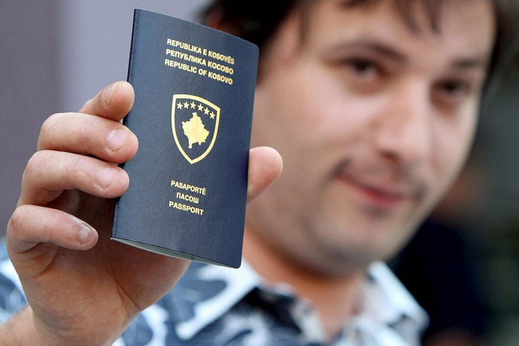 Неоднозначный шаг: Украина признала паспорта Республики Косово - рис. 1
