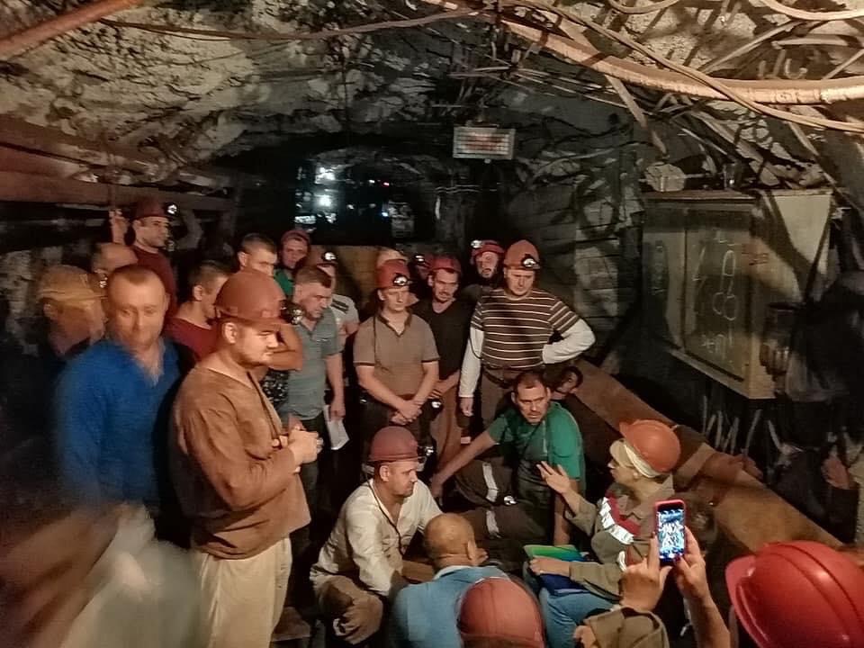 В Кривом Роге уже 11 сутки под землей протестуют шахтёры: состояние здоровья горняков ухудшается - рис. 1
