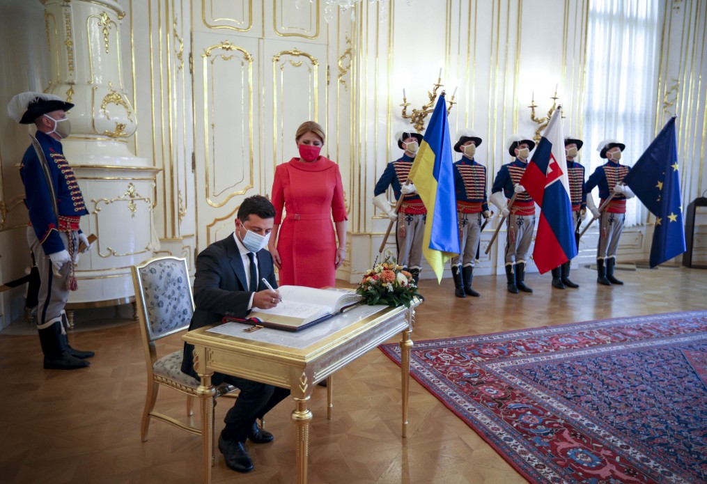 А как же коронавирус: Зеленский снял маску на встрече с президентом Словакии - рис. 6