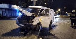 Двое пострадавших: в Днепре на Слобожанском проспекте столкнулись микроавтобус и легковушка - рис. 2