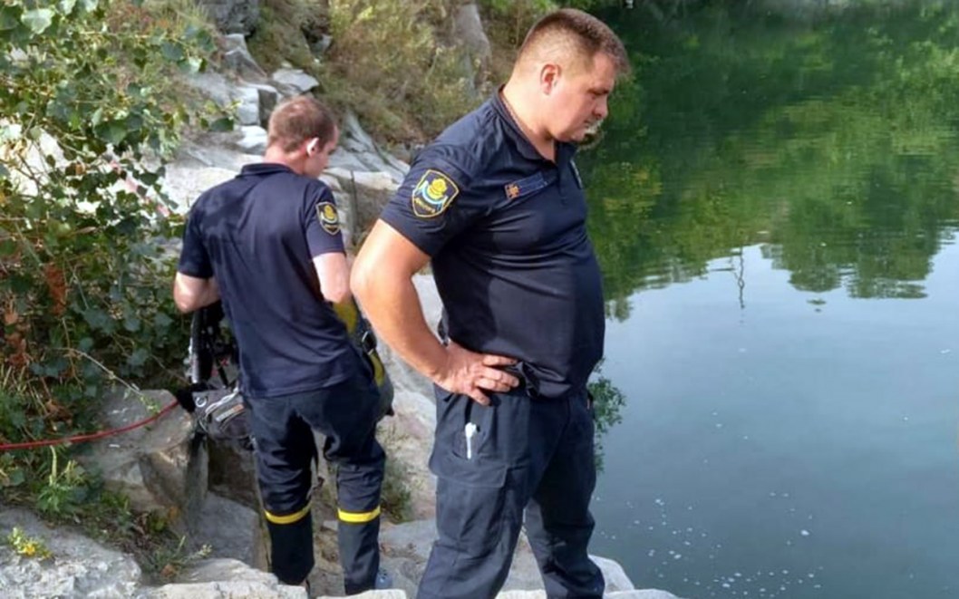 В Старых Кодаках водолазы достали труп подростка со дна карьера - рис. 1