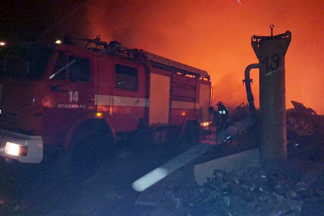 В Кривом Роге пожарные сутки тушили пожар на мусорном полигоне - рис. 2