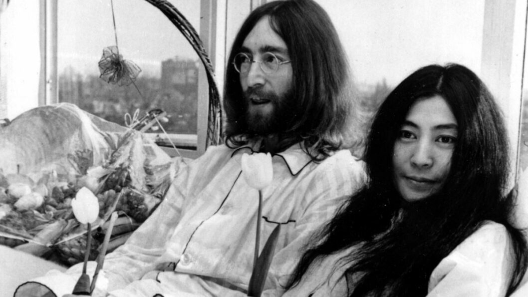 Спустя 40 лет: убийца Джона Леннона извинился перед его вдовой - рис. 1