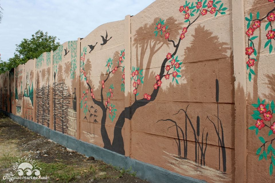 Креативно: в Марганце забор раскрасили в национальном стиле - рис. 2