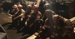 Протестующие в Кривом Роге шахтеры уже третьи сутки не выходят на поверхность - рис. 5
