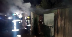 В Кривом Роге ночью вспыхнул пожар: сгорели несколько построек - рис. 2