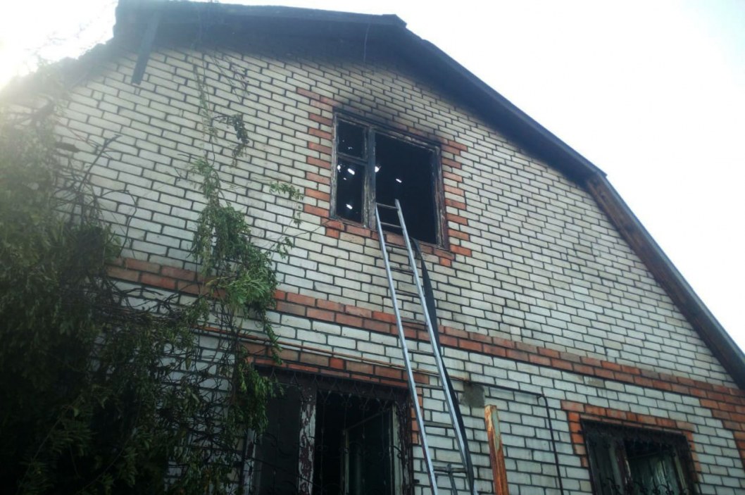 В Марганце спасатели больше 3 часов тушили пожар в жилом доме - рис. 1