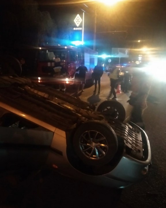 В Днепре на Победе 4 машины въехали в открытый люк: одна из них перевернулась - рис. 1