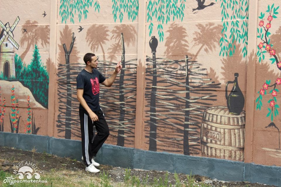 Креативно: в Марганце забор раскрасили в национальном стиле - рис. 1