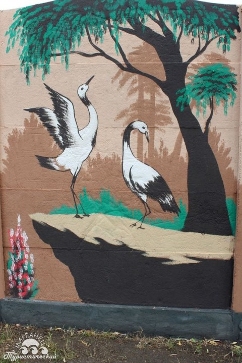 Креативно: в Марганце забор раскрасили в национальном стиле - рис. 4