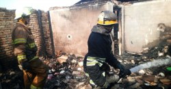 В Марганце спасатели больше 3 часов тушили пожар в жилом доме - рис. 4