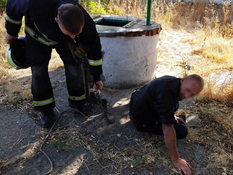 На Днепропетровщине мужчина провалился в собственный колодец: понадобилась помощь спасателей - рис. 2