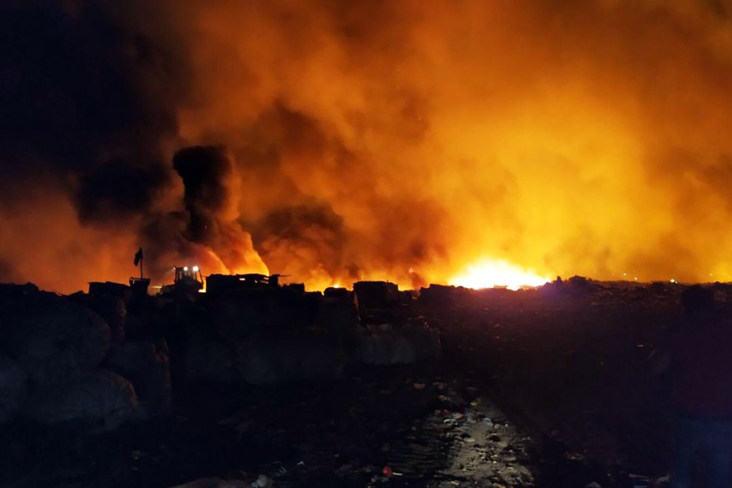 В Кривом Роге пожарные сутки тушили пожар на мусорном полигоне - рис. 1