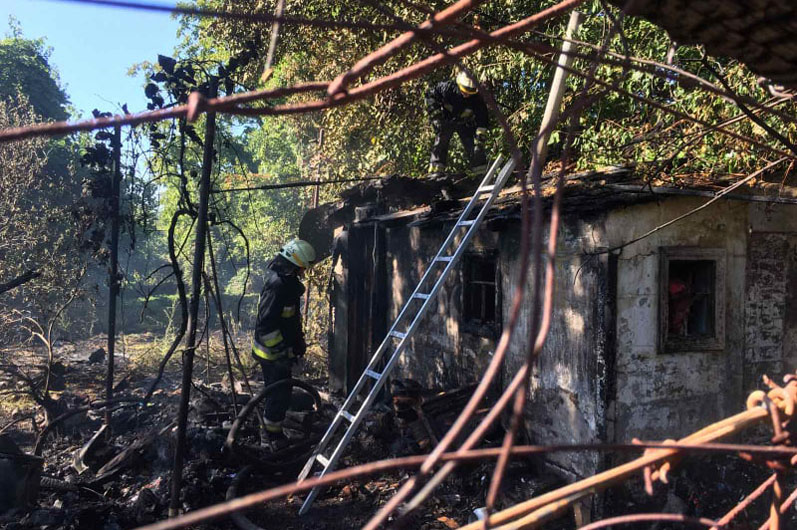В Днепре в Самарском районе горела дача: пожар тушили около двух часов - рис. 4