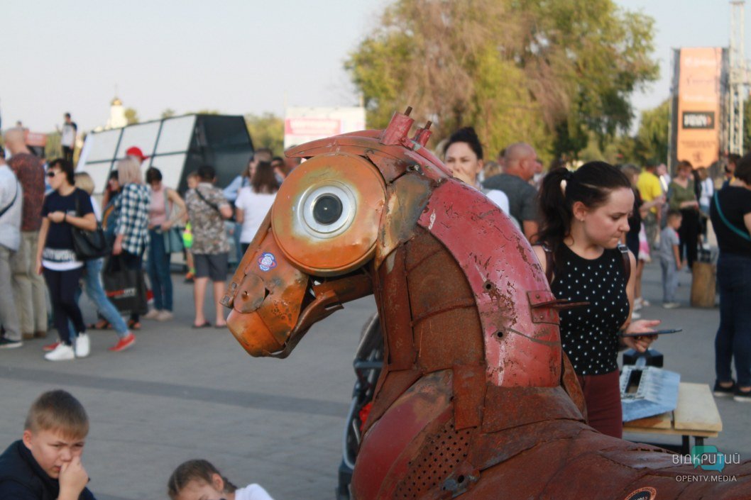Космическая капсула и танцующий робот: как проходит KOVALfest в Днепре (ФОТО) - рис. 23
