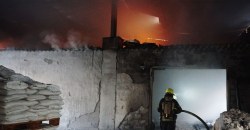 В Днепре горели склады с содой и солью: пожар тушили 11 машин - рис. 3
