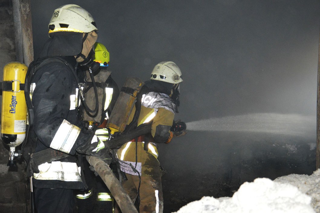 В Днепре горели склады с содой и солью: пожар тушили 11 машин - рис. 1