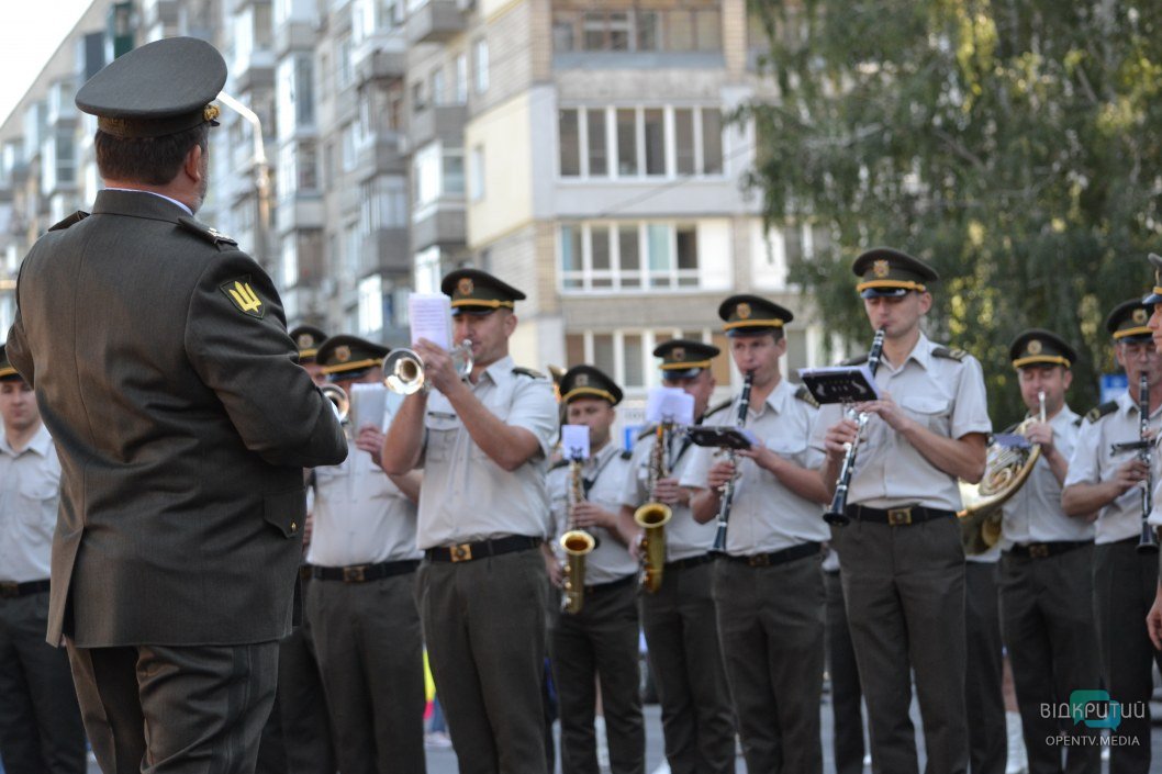 На День города днепрян удивляли парадом оркестров - рис. 3