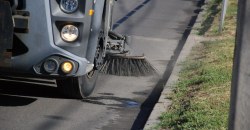 Как в Днепре убирают улицы от мусора и пыли (ФОТО) - рис. 20