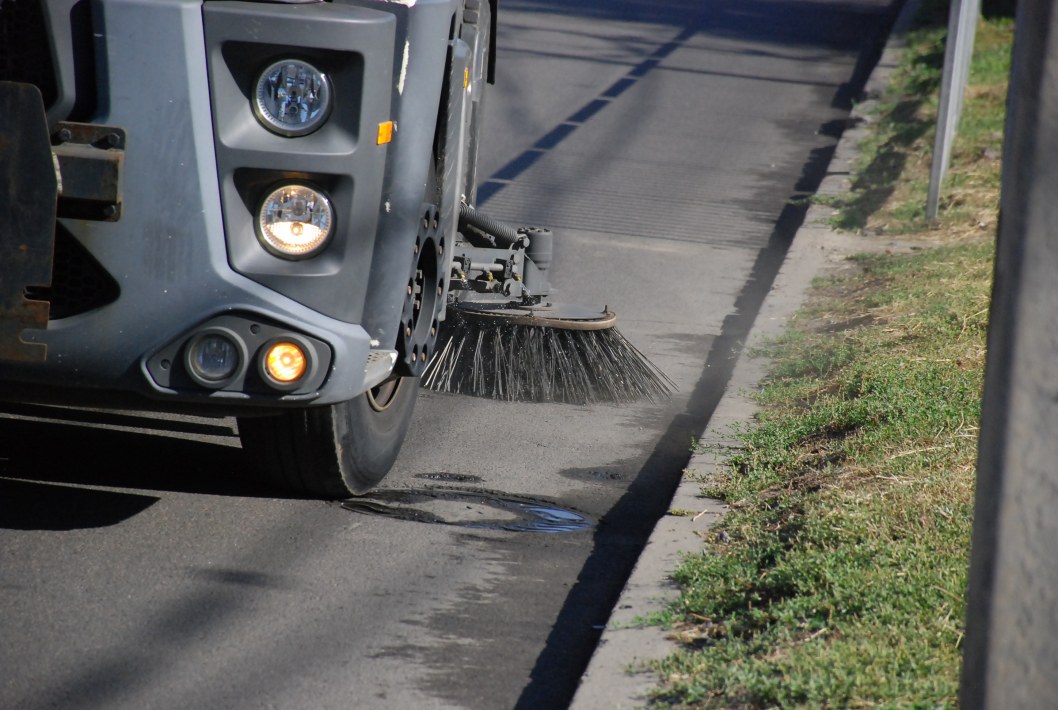 Как в Днепре убирают улицы от мусора и пыли (ФОТО) - рис. 2