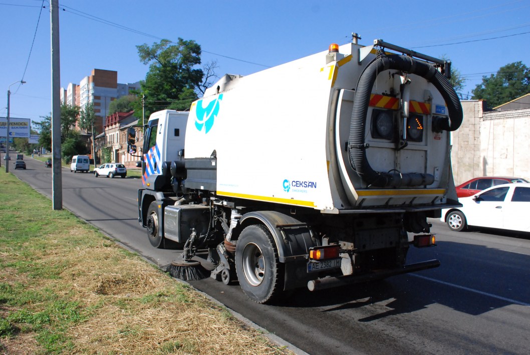 Как в Днепре убирают улицы от мусора и пыли (ФОТО) - рис. 4