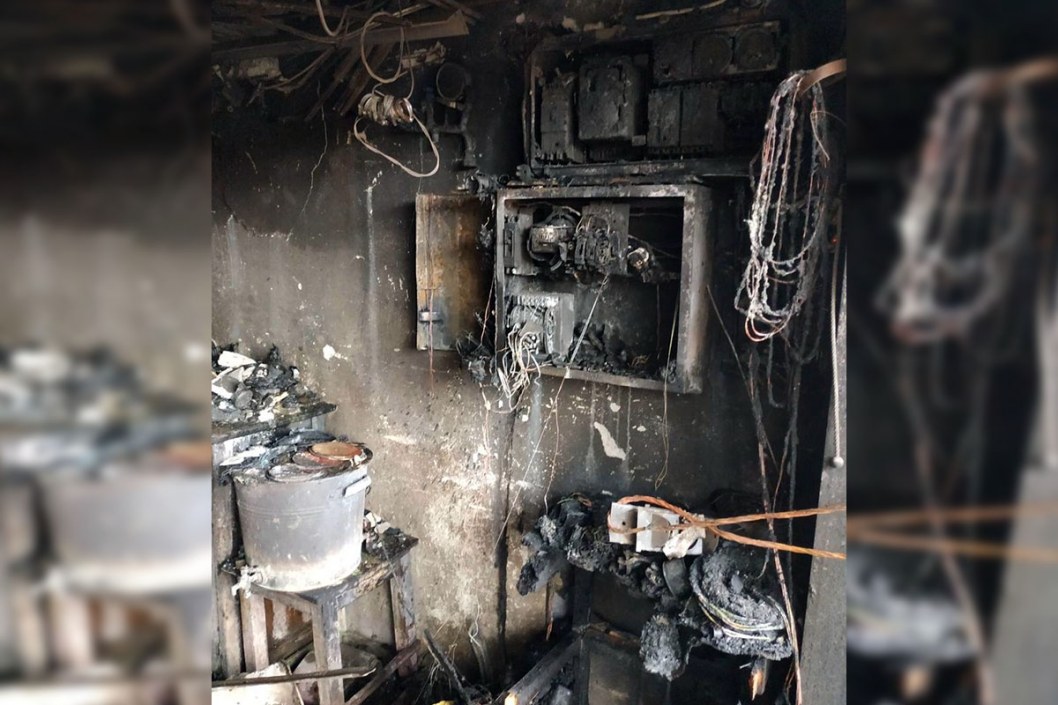 В Каменском вспыхнул пожар в гараже: сгорело две машины - рис. 2