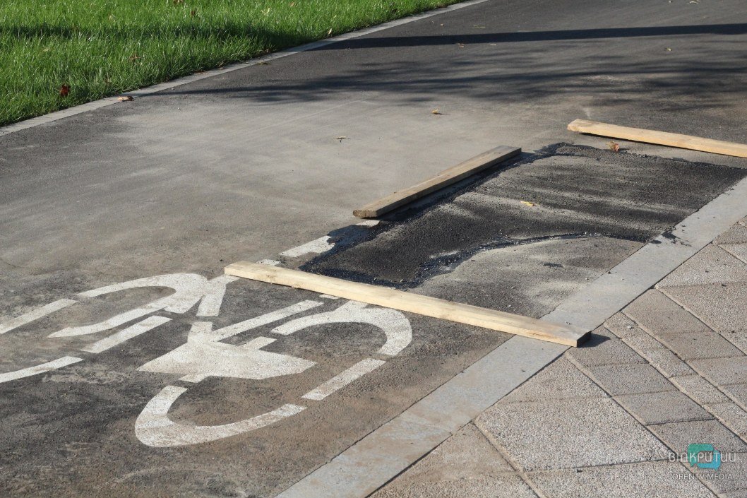 В Днепре на набережной на новой велосипедной дорожке вырезали кусок асфальта - рис. 1