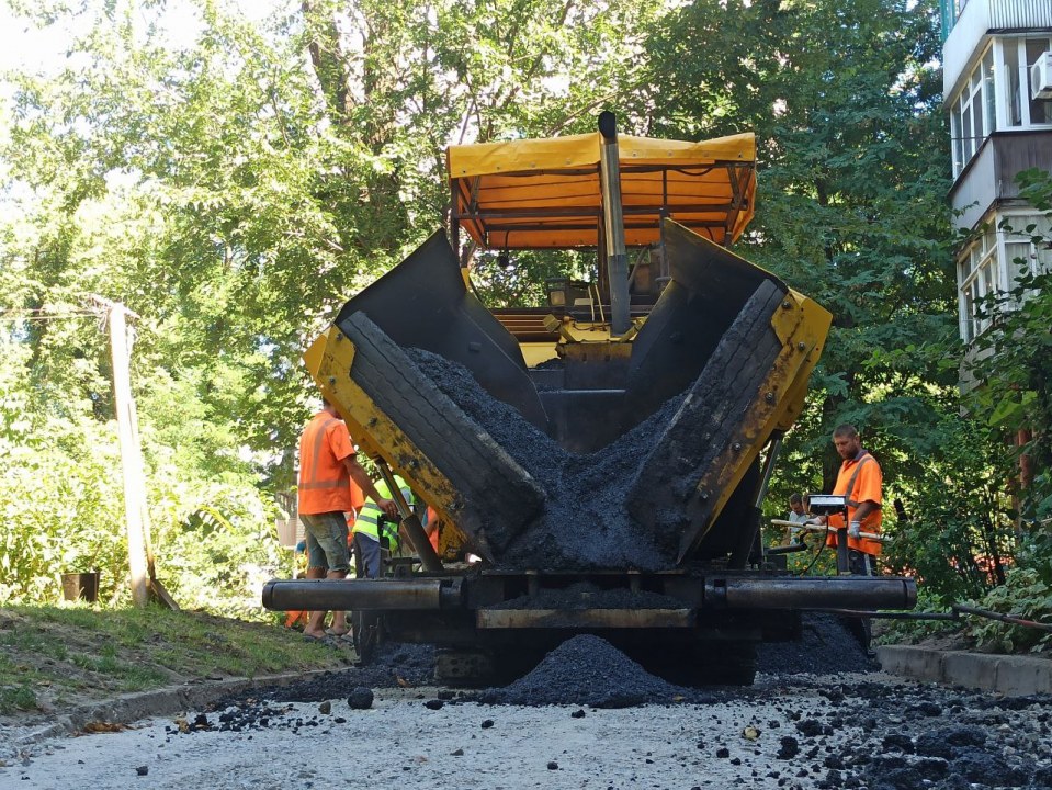 В Каменском продолжают ремонтировать внутриквартальные дороги - рис. 2