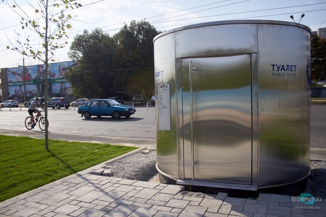 В Днепре на набережной появились "космические" туалеты (ФОТО) - рис. 1