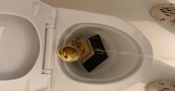 Рэпер Канье Уэст помочился на статуэтку «Гремми» и выложил видео в соцсеть - рис. 1