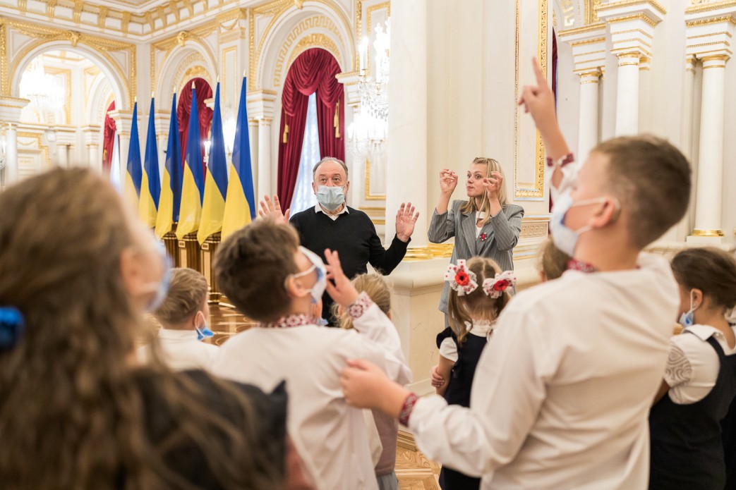 В Мариинском дворце провели экскурсию с помощью языка жестов - рис. 1