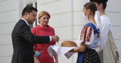 А как же коронавирус: Зеленский снял маску на встрече с президентом Словакии - рис. 8