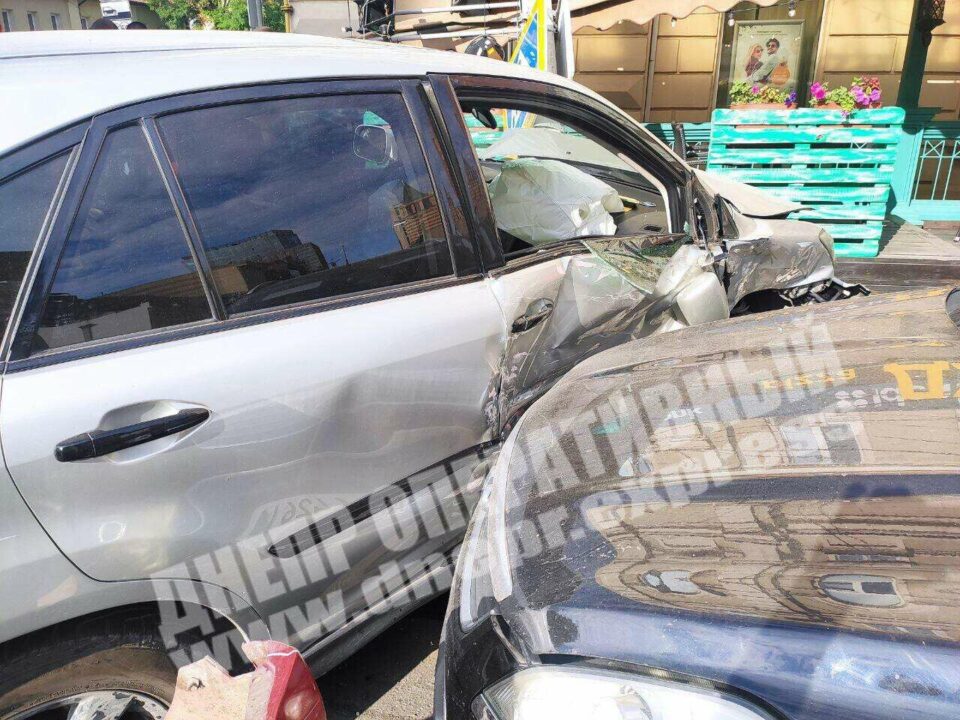 В Днепре произошла авария с участием 3 машин: есть пострадавшие - рис. 4