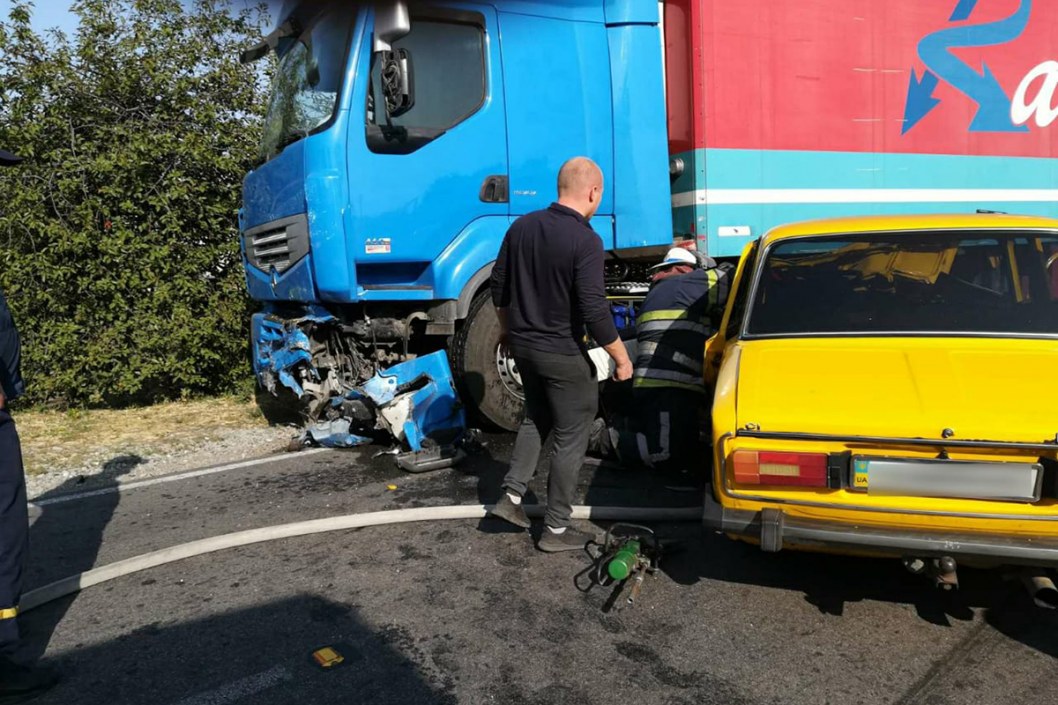 ДТП в Днепропетровской области: ребенок в коме, водителя вырезали из авто (ФОТО) - рис. 1