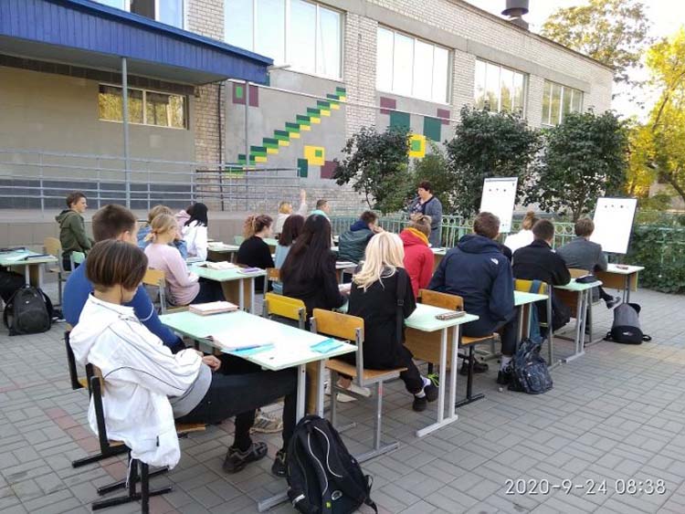 Парты во дворе: в школах Павлограда практикуют уроки на улице - рис. 1