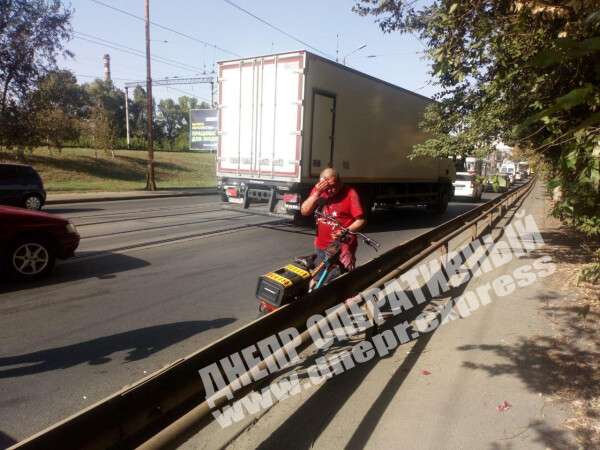 В Днепре на съезде с Амурского моста велосипедист врезался в легковушку - рис. 1
