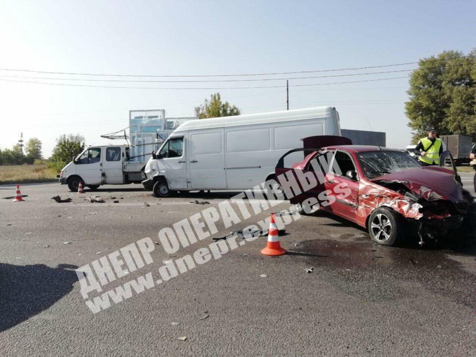 В Днепре произошло тройное ДТП на Аэропортовской: 2 мужчин забрала скорая - рис. 1