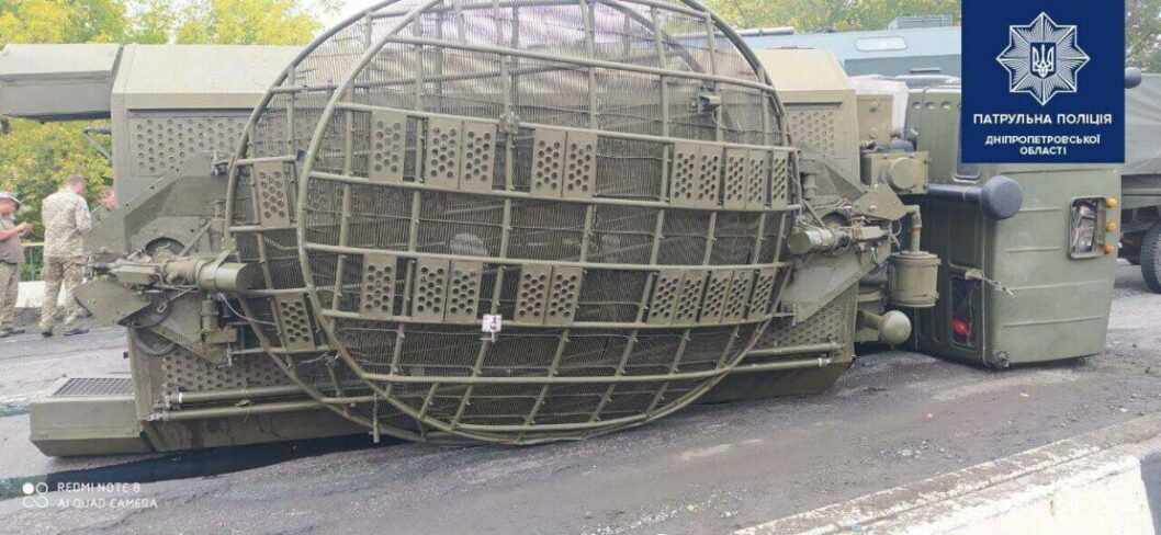 Перевернулся военный грузовик: под Днепром столкнулись 5 авто - рис. 1