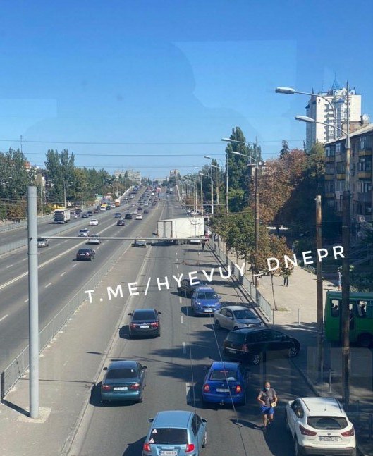 В Днепре на Слобожанском проспекте грузовик врезался в ограждение: образовалась пробка - рис. 1