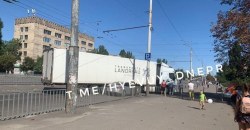 В Днепре на Слобожанском проспекте грузовик врезался в ограждение: образовалась пробка - рис. 2