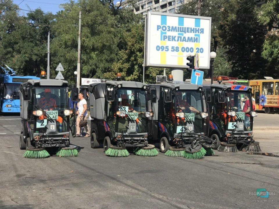 День города продолжается: в Днепре прошел парад коммунальной техники - рис. 5