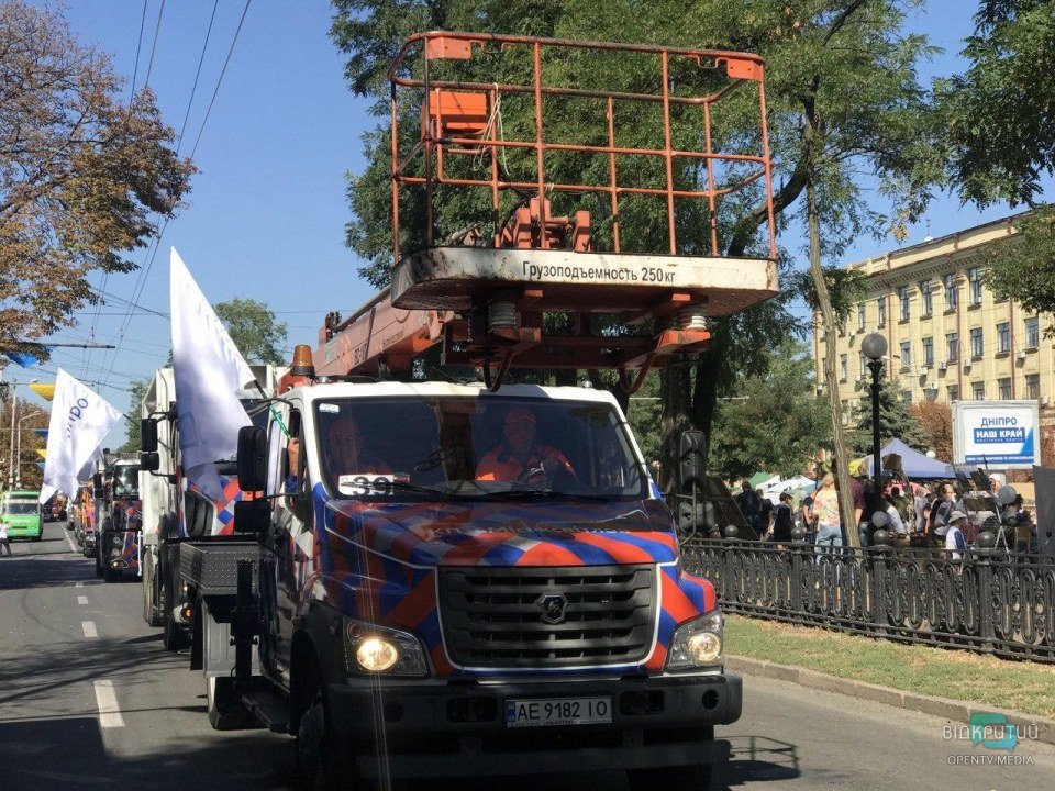 День города продолжается: в Днепре прошел парад коммунальной техники - рис. 9