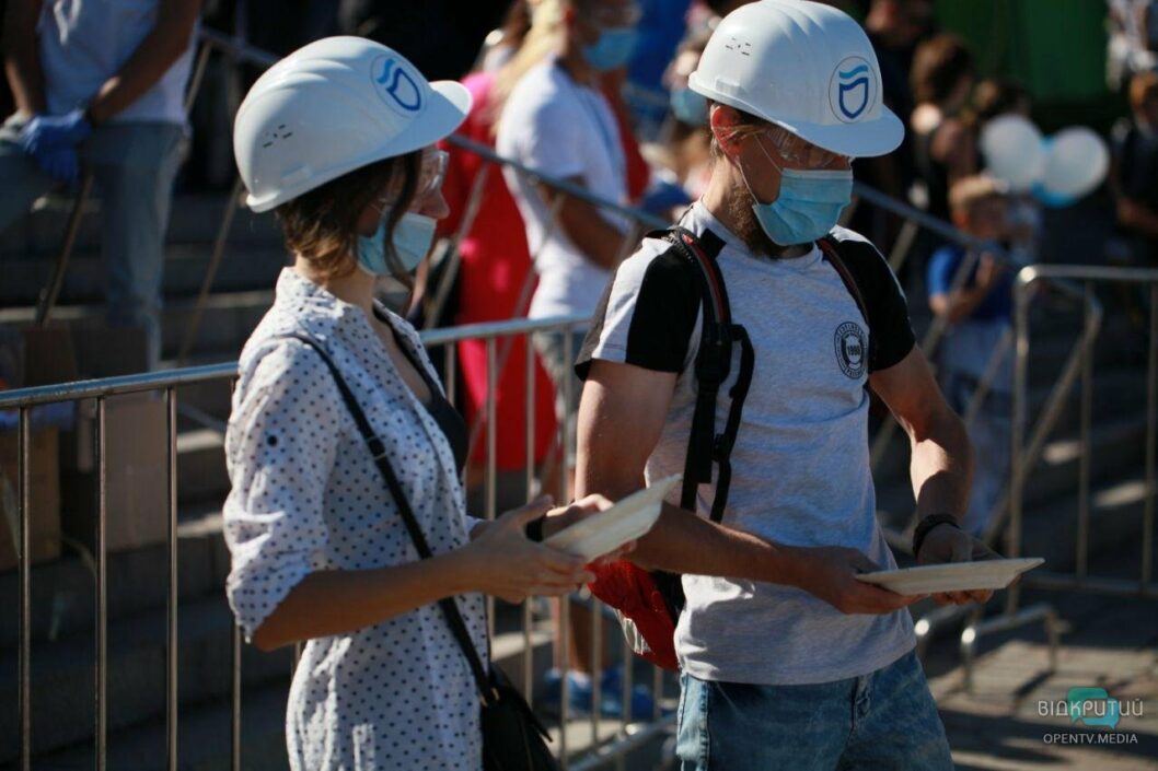 В День города сотни днепрян били тарелки на набережной (ФОТО) - рис. 7