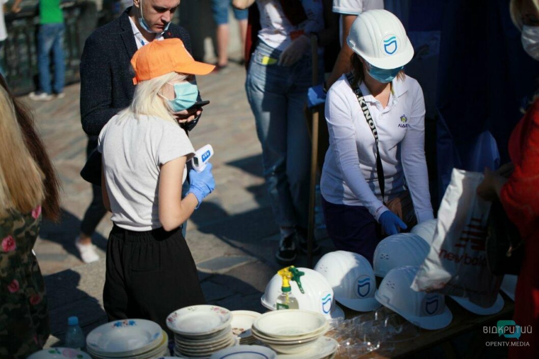 В День города сотни днепрян били тарелки на набережной (ФОТО) - рис. 4