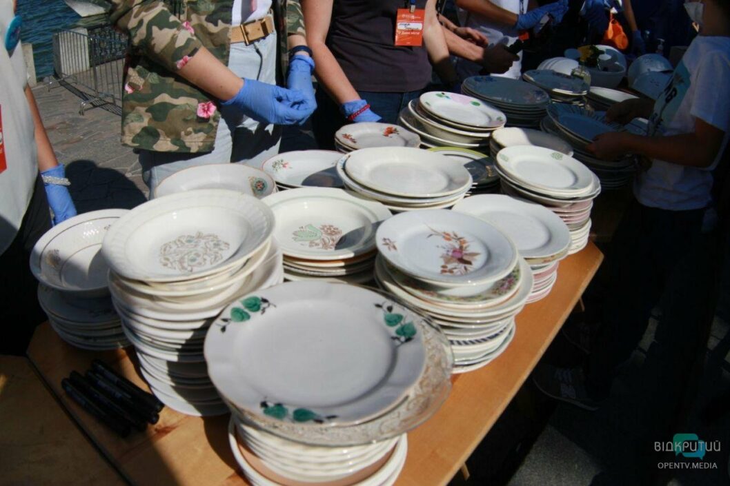 В День города сотни днепрян били тарелки на набережной (ФОТО) - рис. 2
