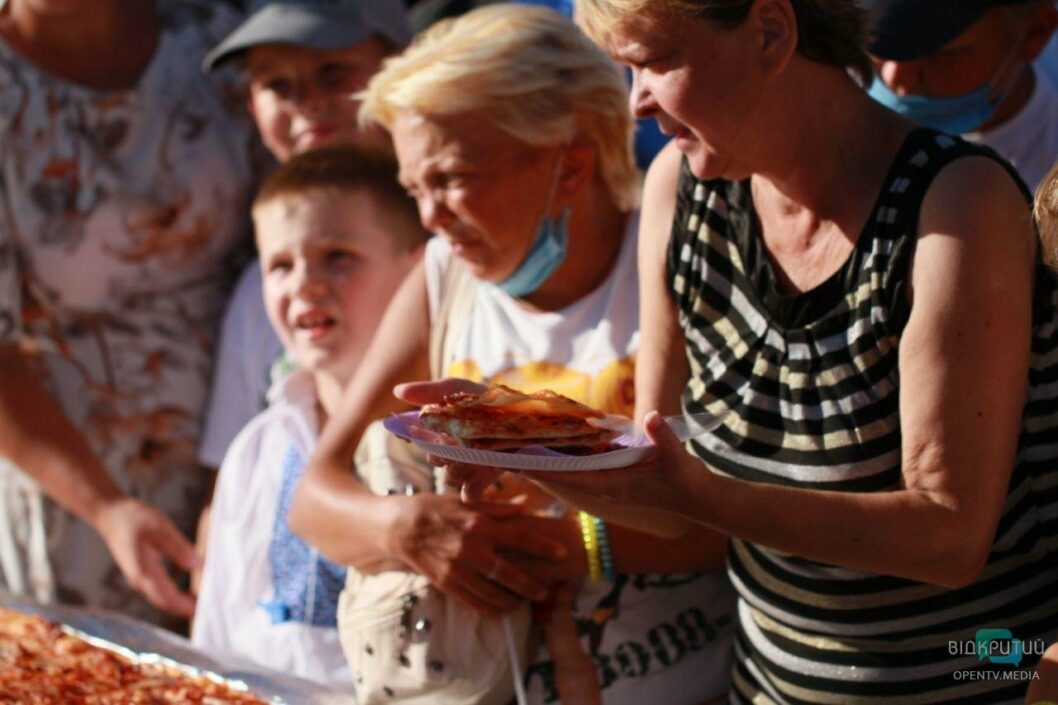 Новый рекорд: в Днепре испекли самую длинную пиццу в Украине (ФОТО) - рис. 9