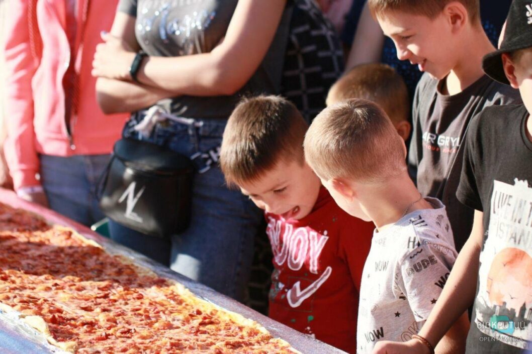 Новый рекорд: в Днепре испекли самую длинную пиццу в Украине (ФОТО) - рис. 7