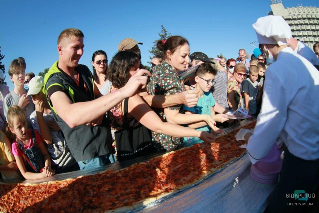 Новый рекорд: в Днепре испекли самую длинную пиццу в Украине (ФОТО) - рис. 1