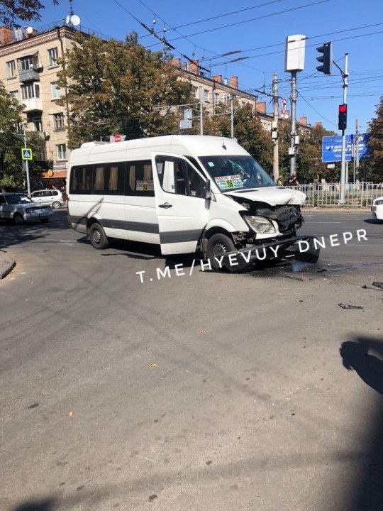 Авария в Днепре: на проспекте Поля столкнулись маршрутка и такси - рис. 3